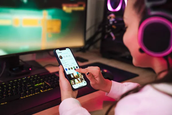 Jovem Mulher Feliz Gamer Conversando Smartphone Enquanto Sentado Mesa Com — Fotografia de Stock