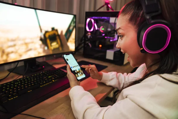 Young Happy Woman Gamer Chatting Smartphone While Sitting Desk Computer — Stock Photo, Image