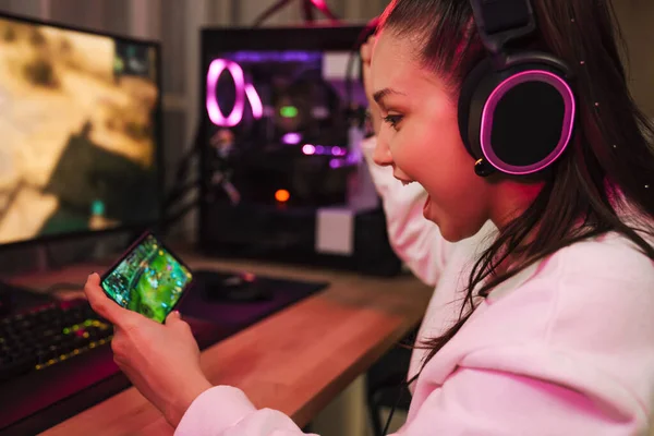 Jovem Mulher Feliz Gamer Jogar Jogos Vídeo Smartphone Computador Quarto — Fotografia de Stock