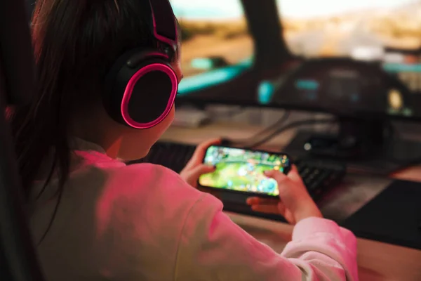 Visão Traseira Uma Jovem Gamer Jogando Jogos Vídeo Smartphone Computador — Fotografia de Stock