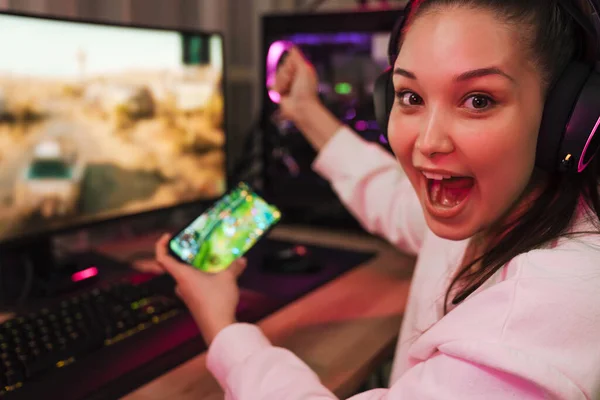 Jovem Mulher Feliz Gamer Jogar Jogos Vídeo Smartphone Computador Quarto — Fotografia de Stock