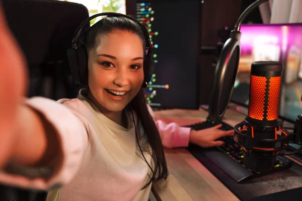 Sonriente Joven Gamer Auriculares Tomando Una Selfie Mientras Está Sentado —  Fotos de Stock