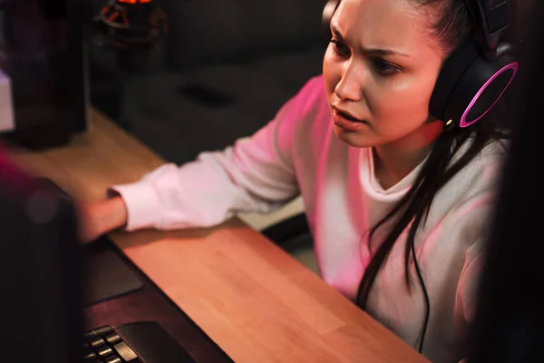 Enojado Joven Jugador Devastado Con Auriculares Perdió Juego Computadora — Foto de Stock