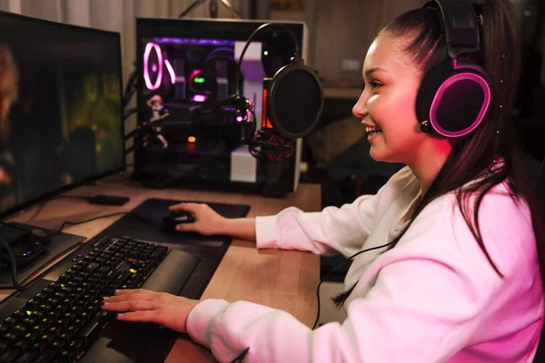 Feliz Joven Mujer Streamer Gamer Los Auriculares Jugando Juegos Línea — Foto de Stock