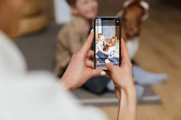 Madre Scattare Foto Del Suo Figlio Felice Giocare Con Cane — Foto Stock