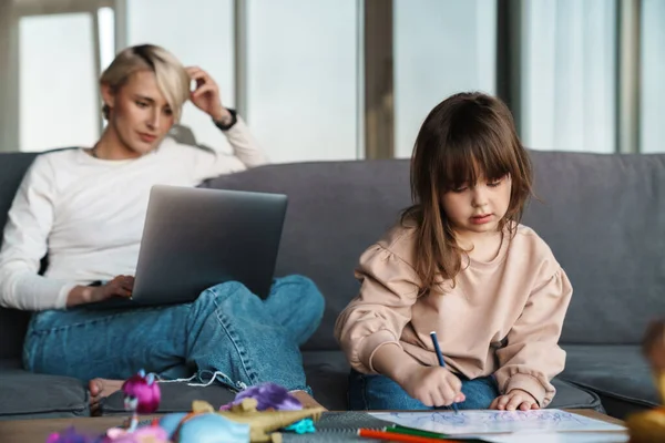 Jeune Mère Fille Âge Préscolaire Dans Salon Mère Travaillant Sur — Photo