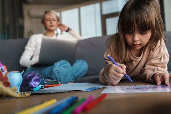 Junge Mutter Und Ihre Vorschultochter Wohnzimmer Mutter Arbeitet Laptop — Stockfoto