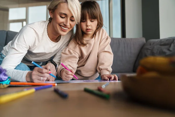 Junge Mutter Und Ihre Vorschultochter Wohnzimmer Zeichnen Umarmen — Stockfoto