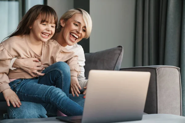 Gelukkig Jong Moeder Haar Kleine Dochter Zitten Een Bank Met — Stockfoto