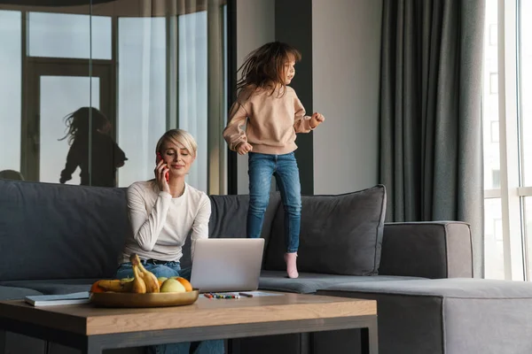 Happy Young Blonde Mother Working Laptop Computer While Her Daughter — Stock Photo, Image