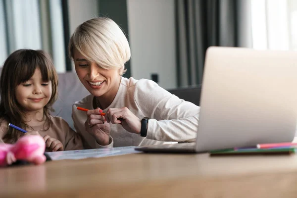 Mutter Hilft Ihrer Tochter Bei Den Hausaufgaben Benutzt Laptop Lernt — Stockfoto
