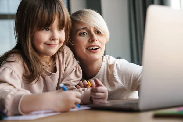Anne Kızına Okul Ödevlerinde Yardım Ediyor Dizüstü Bilgisayar Kullanıyor Karantina — Stok fotoğraf