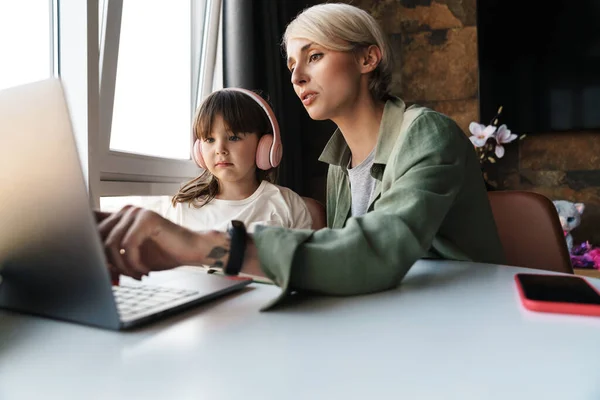 Mutter Hilft Ihrer Tochter Bei Den Hausaufgaben Benutzt Laptop Lernt — Stockfoto