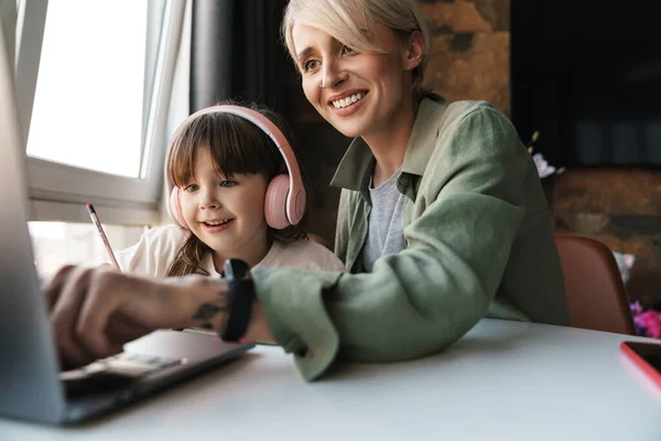 Glückliche Mutter Die Ihrer Tochter Bei Den Hausaufgaben Hilft Laptop — Stockfoto