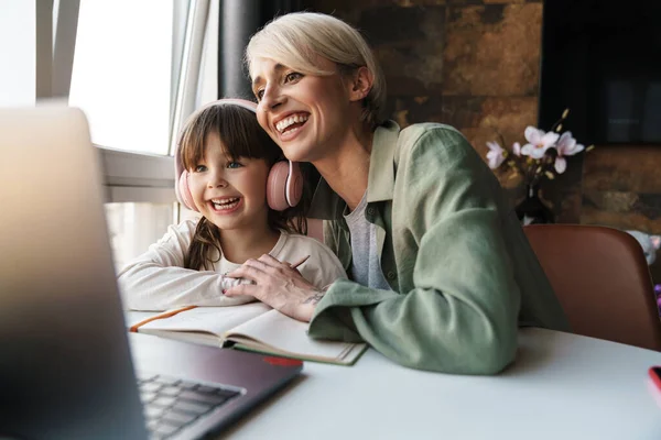 Glückliche Mutter Die Ihrer Tochter Bei Den Hausaufgaben Hilft Laptop — Stockfoto