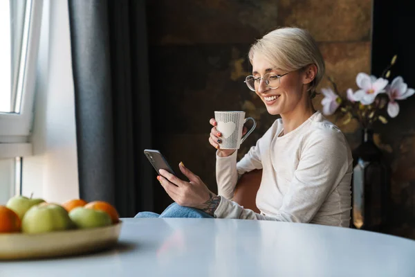 Giovane Donna Sorridente Che Indossa Abiti Casual Utilizzando Telefono Cellulare — Foto Stock