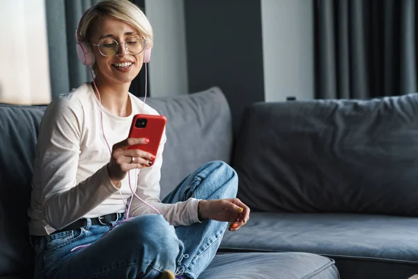 Mujer Rubia Mediana Edad Feliz Escuchando Música Teniendo Video Chat — Foto de Stock