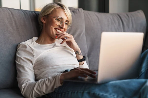 Sorridente Ridente Donna Bionda Mezza Età Che Studia Online Tramite — Foto Stock