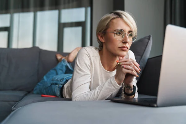 Upprörd Frustrerad Medelålders Blond Kvinna Tittar Laptop Comouter Skärmen Soffa — Stockfoto
