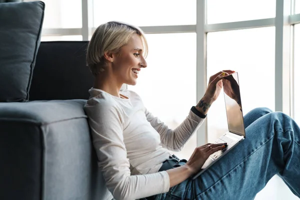 Sorridente Donna Bionda Mezza Età Che Studia Online Tramite Computer — Foto Stock