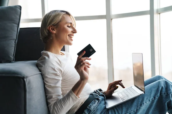 Sorrindo Loira Mulher Meia Idade Compras Line Com Cartão Crédito — Fotografia de Stock