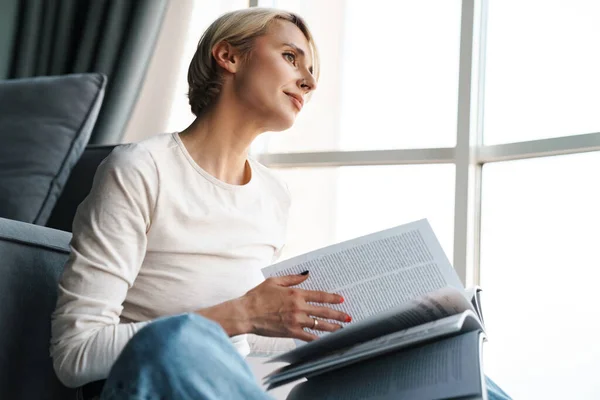 Souriant Femme Blonde Âge Moyen Étudiant Livre Lecture Tout Étant — Photo