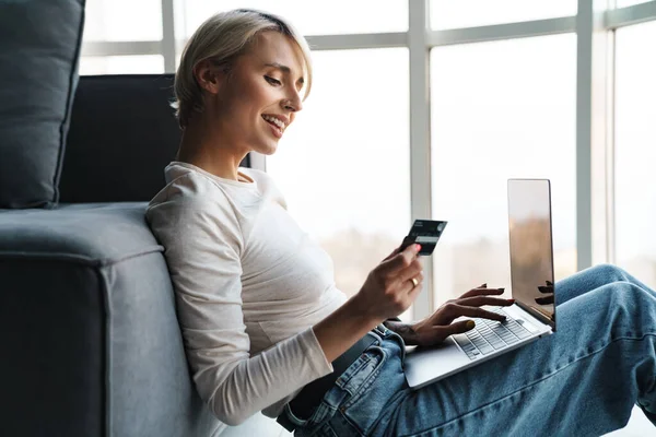 Sorridente Bionda Mezza Età Donna Shopping Online Con Carta Credito — Foto Stock