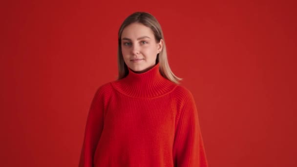 Mujer Alegre Vistiendo Suéter Rojo Mostrando Llámame Gesto Estudio Rojo — Vídeo de stock