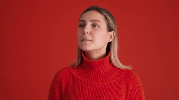 Femme Souriante Portant Pull Rouge Recherche Quelqu Agitant Caméra Studio — Video