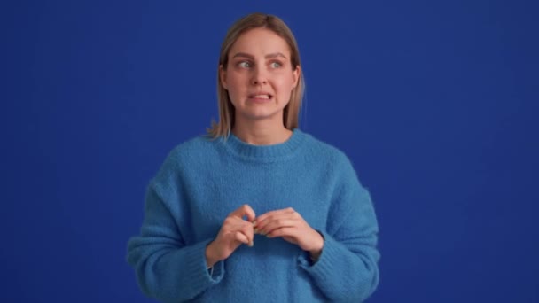 Femme Mécontente Portant Pull Bleu Étendant Ses Mains Sur Les — Video