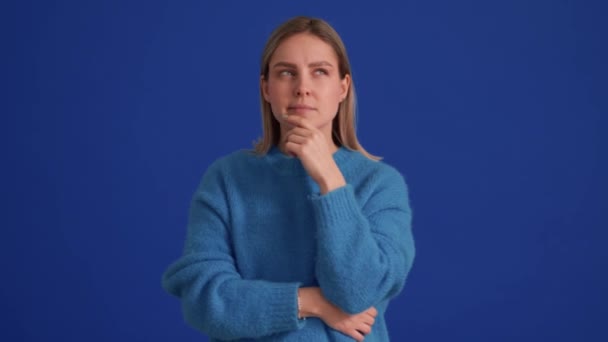 Θετική Γυναίκα Φοράει Μπλε Πουλόβερ Έχοντας Ιδέα Μπλε Στούντιο — Αρχείο Βίντεο