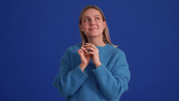 Boldog Kék Pulóvert Visel Gondolkodás Valami Kék Stúdió — Stock videók