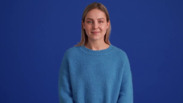 Mavi Kazak Giyen Yakışıklı Bir Kadın Mavi Stüdyoda Kameraya Bakıyor — Stok video