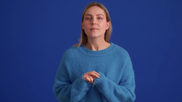 Überraschte Frau Blauen Pullover Blickt Blaues Studio Die Kamera — Stockvideo