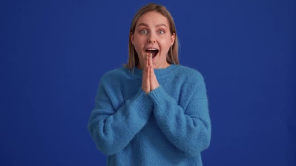 Surprised Woman Wearing Blue Sweater Clapping Hands Blue Studio — Stock Video