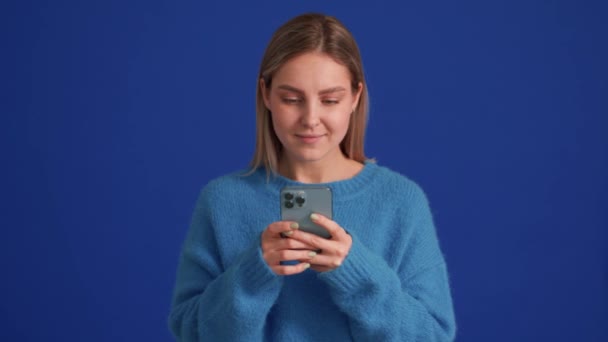Mulher Surpreso Negativamente Vestindo Camisola Azul Mensagens Texto Por Telefone — Vídeo de Stock