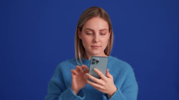 Sorrindo Mulher Vestindo Camisola Azul Falando Por Chamada Vídeo Telefone — Vídeo de Stock