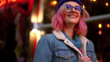 Şapkalı gülen kadın dışarı bakıyor.