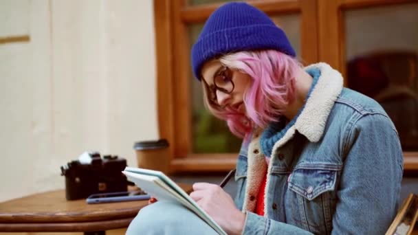 Femme Gaie Chapeau Regardant Haut Dessinant Dans Café Extérieur — Video