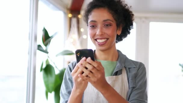 Skrattande Afrikansk Kvinna Talar Med Videosamtal Telefon Hemma — Stockvideo