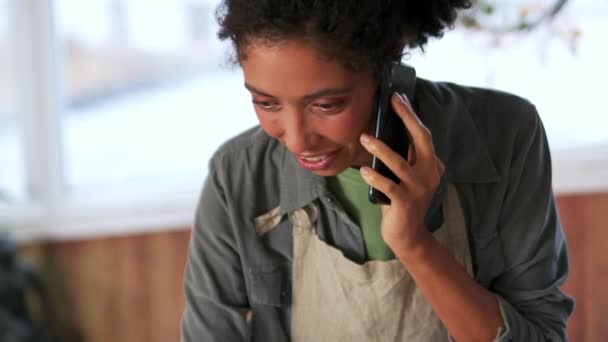 Mooie Afrikaanse Vrouw Die Thuis Telefonisch Praat — Stockvideo