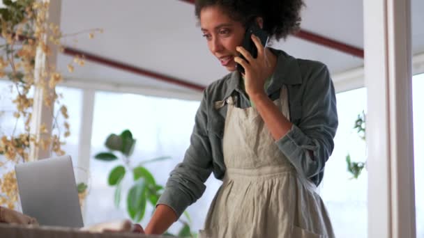 Mulher Africana Séria Falando Por Telefone Olhando Para Laptop Casa — Vídeo de Stock
