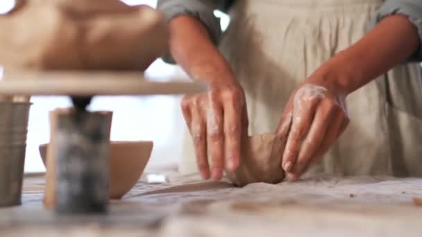 Vrouw Pottenbakker Beeldhouwen Kom Van Klei Thuis — Stockvideo