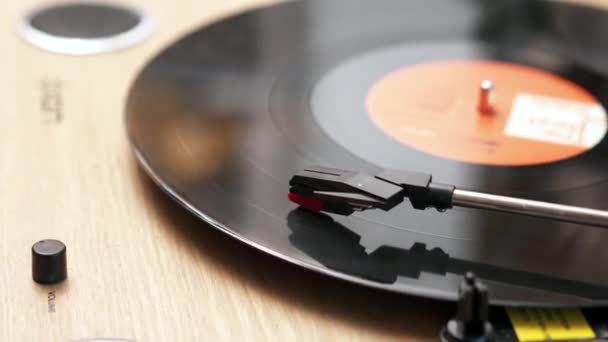 Vinylskiva Snurrar Skivspelare Hemma — Stockvideo