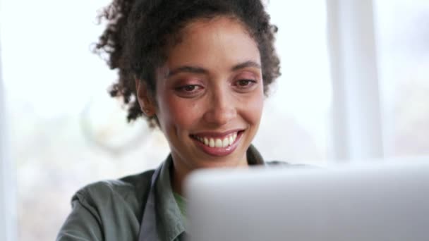 Glimlachende Vrouw Pottenbakker Sms Door Laptop Werkplaats — Stockvideo