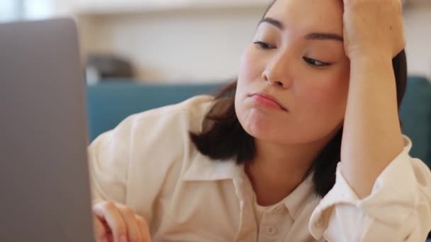 Unavená Asijská Žena Bude Spát Stole Práci Notebooku Doma — Stock video