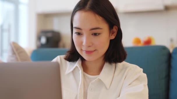 Mulher Asiática Positiva Trabalhando Laptop Casa — Vídeo de Stock