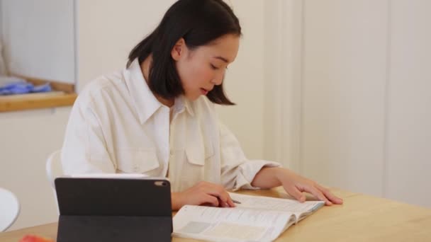 Χαμογελώντας Ασιατική Γυναίκα Σπουδάζει Αποστάσεως Μάθηση Στο Tablet Στο Σπίτι — Αρχείο Βίντεο