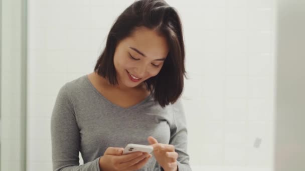 Mulher Asiática Bonita Mensagens Texto Por Telefone Casa — Vídeo de Stock