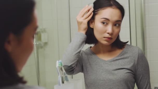 Όμορφη Ασιάτισσα Χτενίζει Μαλλιά Της Στο Μπάνιο — Αρχείο Βίντεο